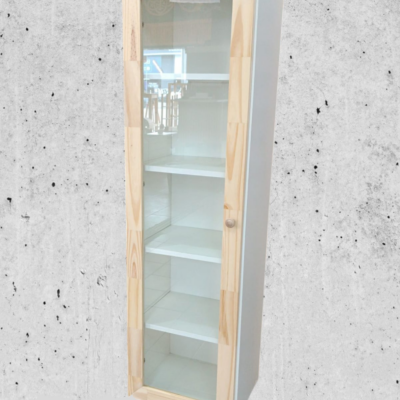 Gabinete con estantes.