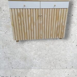 Mueble varillado con cajones.